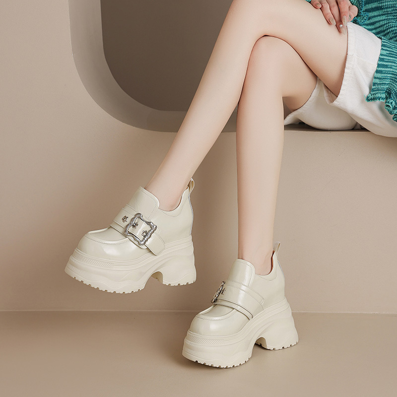 deep-mouth-flat-shoes-with-metal-accent-and-platform-heel